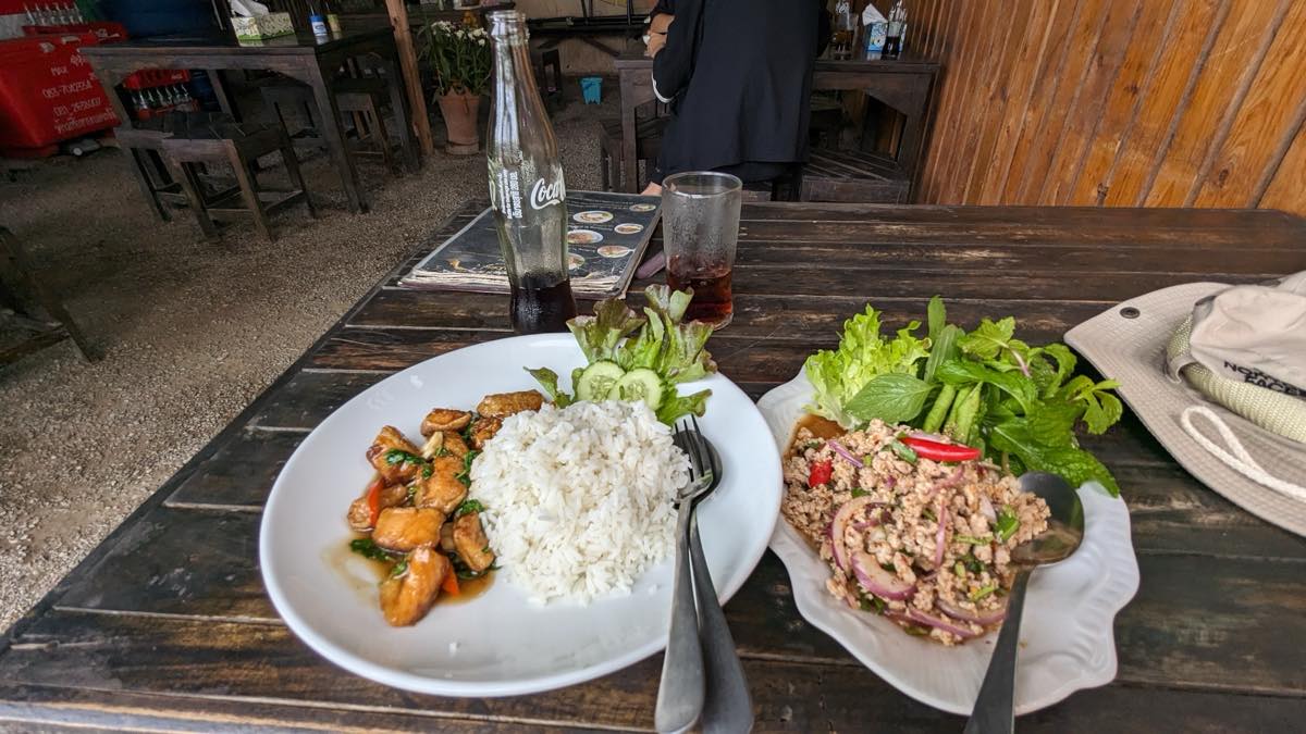 掘立て小屋食堂がまさかの実力